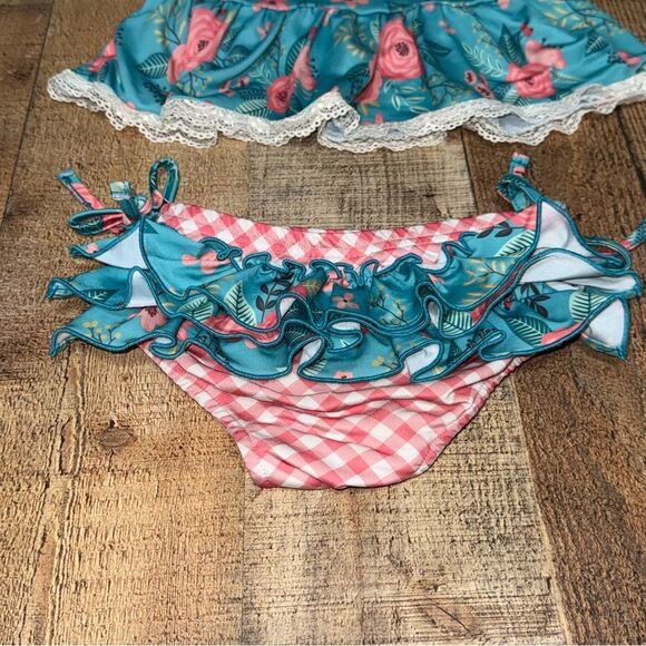 Oopsie daisy two
Piece swimsuit ruffle size 4 - Picture 6 of 10